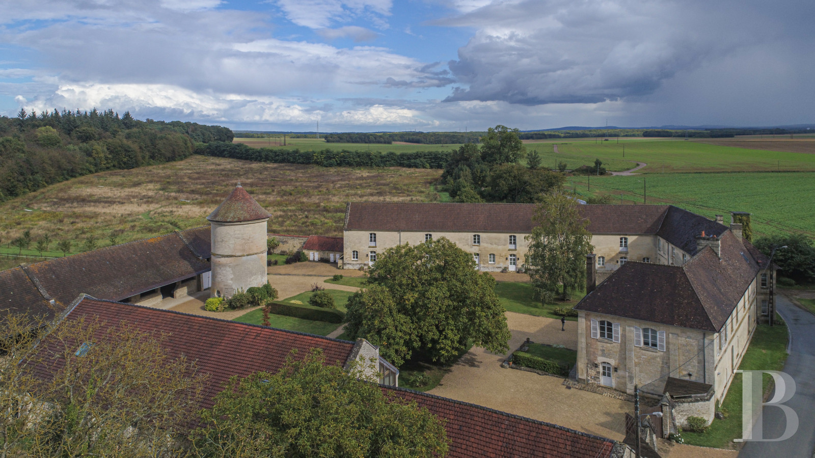 Dans l’Oise, près de Senlis, un vaste corps de ferme du 18e siècle et son pigeonnier transformés en hôtel  - photo  n°1